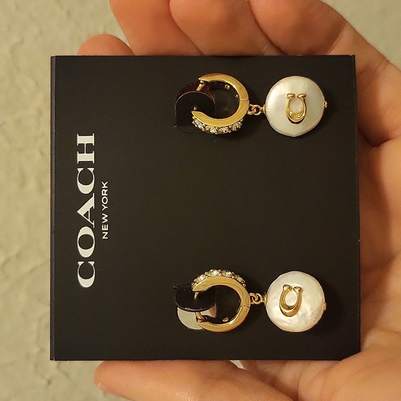 Coach Freshwater Pearl Huggie Earrings ✨️ NWT/Rare - Picture 3 of 5